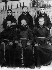 الكبّوشيّون الخمسة أثناء زيارتهم إلى بعبدات في العام 1906. الجالسون، بدءًا من يمين القارئ: الأب توما صالح، الأب انطوان ماري دوبلتاجيا (بلغاريا)، كاهن الرعيّة، الأب بونافنتورا فاضل. الواقفون، بدءًا من يمين القارئ: الأخ بولس لبكي، الأخ إيلي فضول، الأب ليونار ملكي(أرشيف الرهبنة الكبّوشيّة في المطيلب – لبنان)