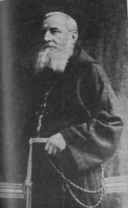 الأب برونو دوبونتاموسّون، رئيس دير القدّيس انطونيوس البادواني في بعبدات، من العام 1908 حتّى العام 1914 (Le Petit Messager, février 1930)