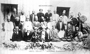 Un groupe de « Derviches tourneurs » à Ourfa (Archives de la Vice-Province des Capucins au Proche-Orient, Maison S. François, Mteyleb, Liban)