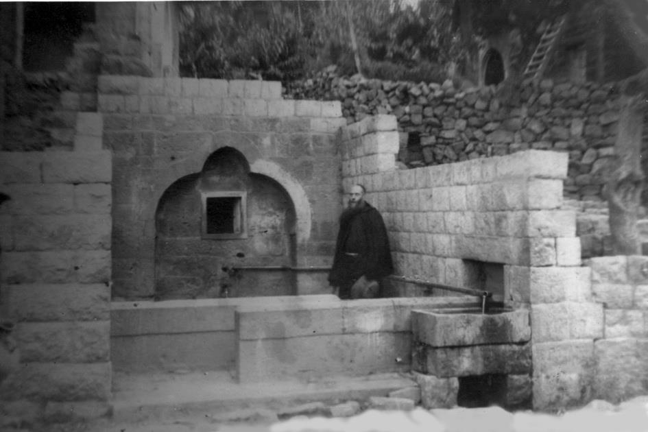 الأب بونافنتورا أمام عين ماء بعبدات في العام 1916 أو العام 1927 حين كان رئيسًا لدير القدّيس انطونيوس البادواني(أرشيف الرهبنة الكبّوشيّة في المطيلب – لبنان)
