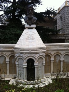 Buste du Bienheureux Ignace Maloyan surmontant une stèle commémorative (Couvent de Bzommar – Liban)
