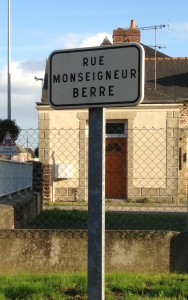 La rue Mgr. Berré à St. Méen-Le-Grand, perpendiculaire à la rue de Montfort où il est né.