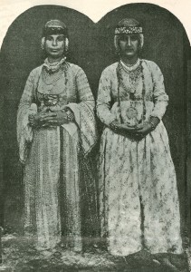 Costumes de femmes chrétiennes de Mardine (Les Missions Catholiques, No. 1749, 12 décembre 1902, p. 595)